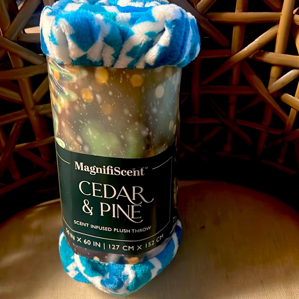 New MagnifiScent Cedar & Pine Scent Infused Plush Trow 50x60 in NWT